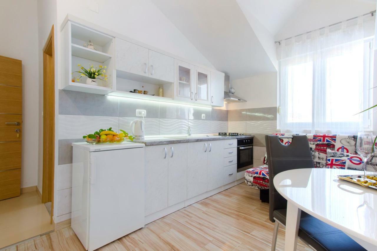 Apartmani Skelin***/**** Kastela Bagian luar foto