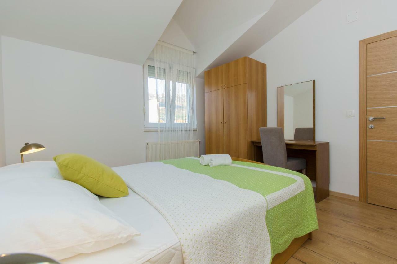 Apartmani Skelin***/**** Kastela Bagian luar foto